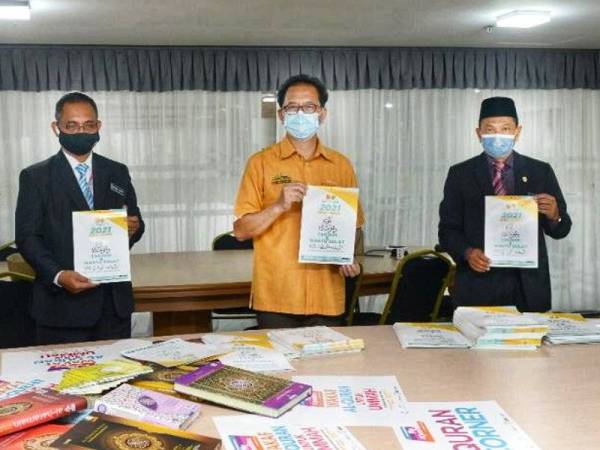 Ahmad Bashawir (tengah) menunjukkan al-Quran yang mengandungi terjemahan, tafsir dan hadis, selain seni mushaf yang menarik di Bilik Sri Delima, UUM pada Ahad.