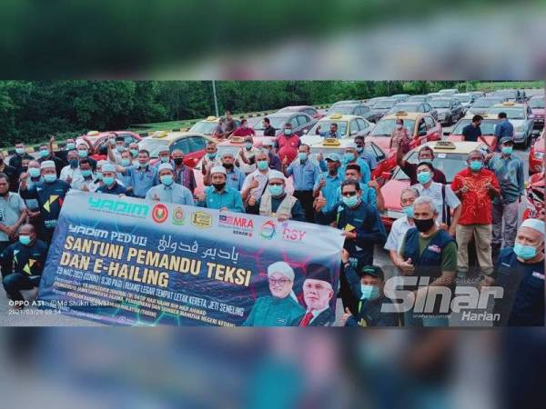 Antara pemandu teksi dan e-hailing yang hadir ke penyampaian sumbangan oleh Yayasan Dakwah Islamiah Malaysia di Jeti Semeling pada Isnin.