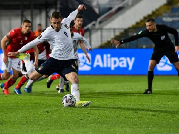 Belotti ketika mengambil sepakan penalti semasa menentang Bulgaria di Sofia. Foto: AFP