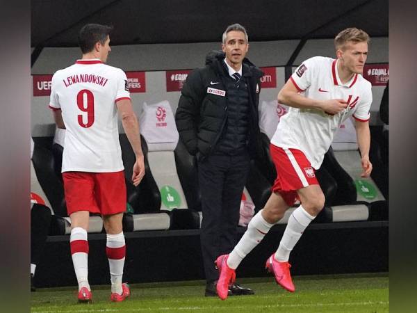 Lewandowski (kiri) digantikan Karol Swiderski sambil diperhatikan pengendali Poland, Paulo Sousa semasa aksi menentang Andorra di Warsaw Poland. Foto: AFP