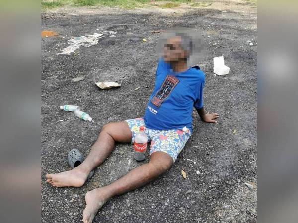 Lelaki ini mendakwa telah 'dibuang' di tepi jalan di Kampung Sompo, Lenggeng pada Isnin.