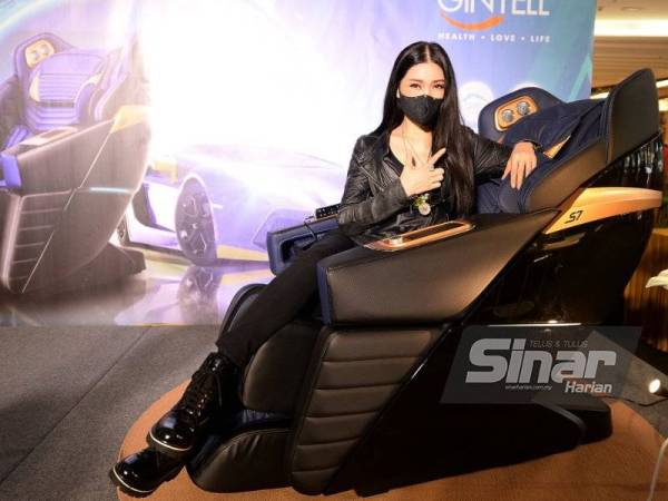 Duta Gintell, Amber Chia bersama Gintell S7 SuperChair semasa pameran dan pelancaran produk berkenaan di IOI City Mall, Putrajaya. - Foto Sinar Harian ROSLI TALIB