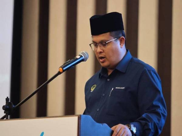 Mohd Akmal Kamarudin ketika berucap merasmikan Seminar Pematuhan Akta Kualiti Alam Sekeliling 1974 dan Seminar Pematuhan Syarat EIA pada Selasa.