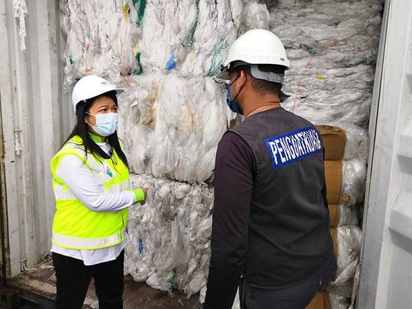 Pihak berkuasa memeriksa kontena yang membawa sisa plastik.