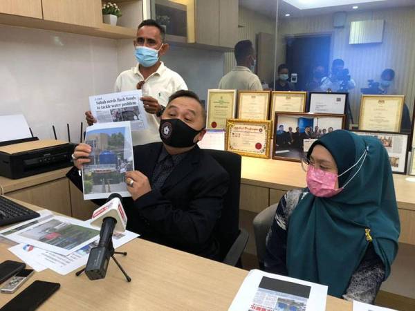 Mohd Jeffry ketika mengadakan sidang akhbar berkenaan masalah air yang dihadapi penduduk di pejabatnya di Jalan Lintas, Kota Kinabalu.