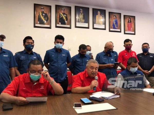 Md Nasir (duduk, tengah) dan Dr Sahruddin (duduk, kiri) ketika mengadakan sidang akhbar menyatakan pendirian Bersatu Johor berkenaan kenyataan Menteri Besar Johor dalam PAU 2020, di Pejabat Bersatu Pagoh, Muar pada Selasa.