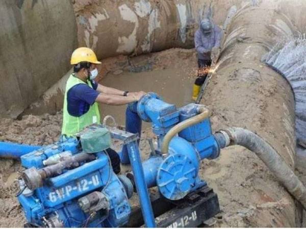 Kerja-kerja pengalihan dan penyambungan paip baharu berhampiran Persiaran Selangor, Seksyen 15 mencapai tahap 73 peratus. - Foto Air Selangor