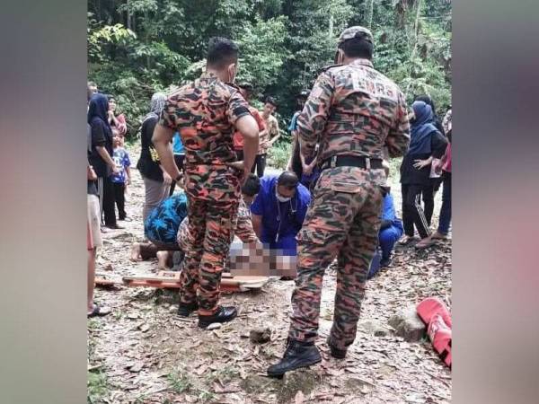 Pegawai perubatan cuba melakukan usaha terakhir untuk menyelamatkan mangsa. - Foto ihsan pembaca