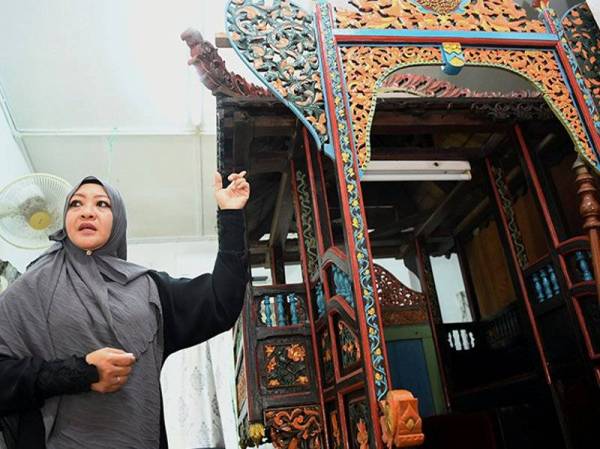 Dr Harleny Abd Arif menerangkan corak serta ukiran yang terdapat pada mimbar Masjid Kariah Kampung Narasau yang diukir oleh Baba Husin dari Jepara, Jawa Tengah, Indonesia ketika ditemu ramah Bernama, baru-baru ini. - Foto Bernama