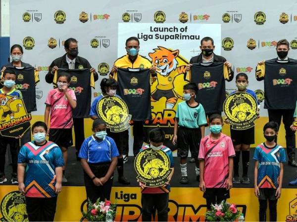 Reezal Merican (belakang, tiga dari kiri) selepas Pelancaran Liga SupaRimau di Arena Futsal FAM pada Selasa. - Foto Bernama