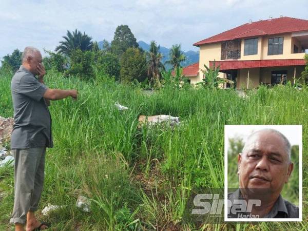 Abd Razak menunjukkan tempat pemandu lori membuang sisa najis berhampiran rumahnya. (Gamabr kecil: Abd Razak Ramli)