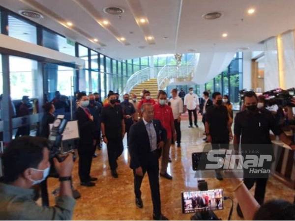 Muhyiddin tiba di Hotel Zenith bagi mempengerusikan mesyuarat Bersatu dan Perikatan Nasional Johor.