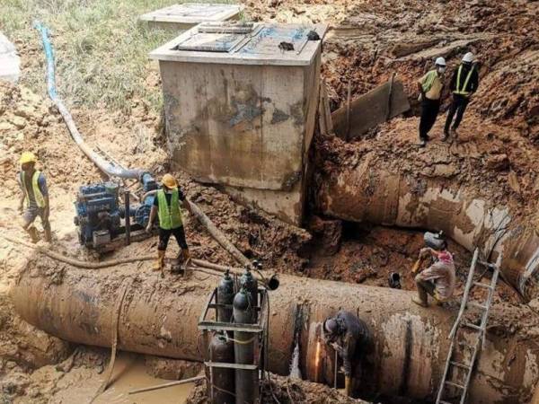 Gangguan bekalan air berlaku berikutan kerja-kerja pengalihan dan penyambungan paip di Persiaran Selangor Seksyen 15, Shah Alam.