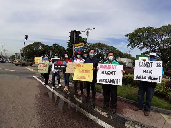 Jimmy (tiga dari kanan) dan Cai Tung (lima dari kanan) turut menyertai Program Flashmob Bantah Darurat, Buka Parlimen di simpang empat Masjid Jamek Pasir Gudang, pada Rabu.