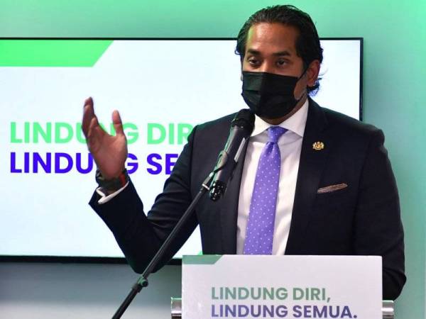 Khairy Jamaluddin menyampaikan ucapan pada Majlis Pelancaran Kolaborasi Korporat Bagi Program Imunisasi Covid-19 Kebangsaan di Pejabat Pasukan Petugas Imunisasi Covid-19 hari ini. -Foto Bernama