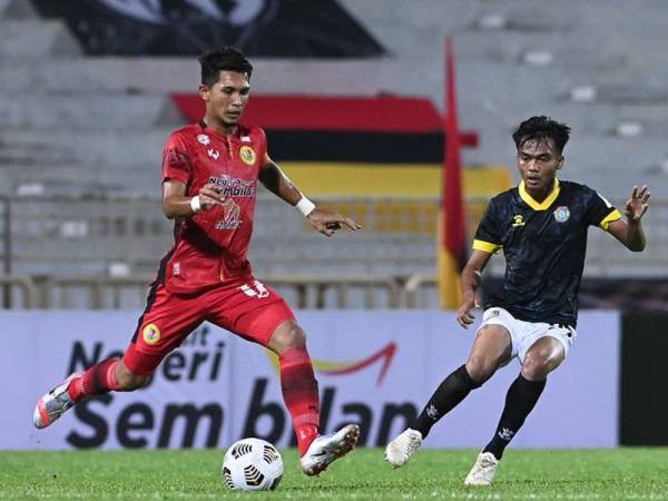 Antara aksi menarik pertemuan skuad Projek FAM-MSN menentang Negeri Sembilan dalam saingan Liga Premier baru-baru ini. -Foto: Negeri Sembilan FC