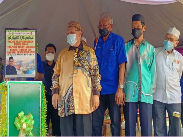 Mohd Amar (empat dari kanan) merasmikan Pra Pelancaran Projek Solar Terapung dan Pengisytiharan Zon Industri Akuakultur (ZIA) Tasik Danau Tok Uban, Pasir Mas pada Khamis.