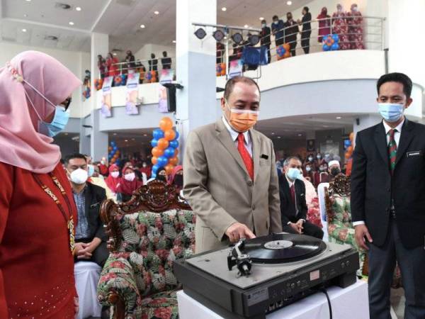 Hajiji (tengah) menyempurnakan perasmian sambutan ulang tahun Radio Televisyen Malaysia (RTM) ke-75 di lobi Kementerian Komunikasi dan Multimedia, Kota Kinabalu pada Khamis. - Foto Bernama