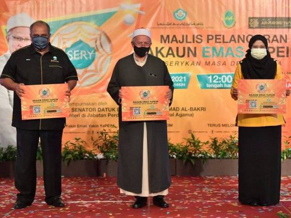 Zulkifli (tengah) bersama Pengerusi Yayasan Pembangunan Ekonomi Islam Malaysia (YaPEIM), Datuk Mohd Redza Shah Abdul Wahid (kiri) ketika Majlis Pelancaran Akaun Emas YaPEIM di sebuah hotel di Kuala Lumpur pada Khamis. - Foto Bernama