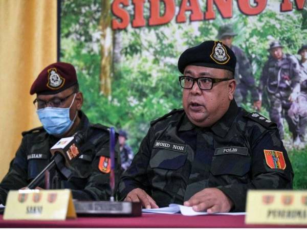 Timbalan Komander Briged Utara PGA ACP Mohd Noh Khamis (kanan) memberi penerangan pada sidang media mengenai pengedaran gambar usahawan kosmetik kontroversi Muhammad Sajjad Kamaruzzaman yang lebih dikenali sebagai Nur Sajat di sepanjang pos kawalan keselamatan bagi mengelak dari bolos masuk ke negara jiran.
Mohd Noh berkata gambar Sajat mula diedarkan sejak bulan lepas namun sehingga hari ini pihaknya masih belum menerima sebarang maklumat melibatkan individu berkenaan. Foto Bernama 