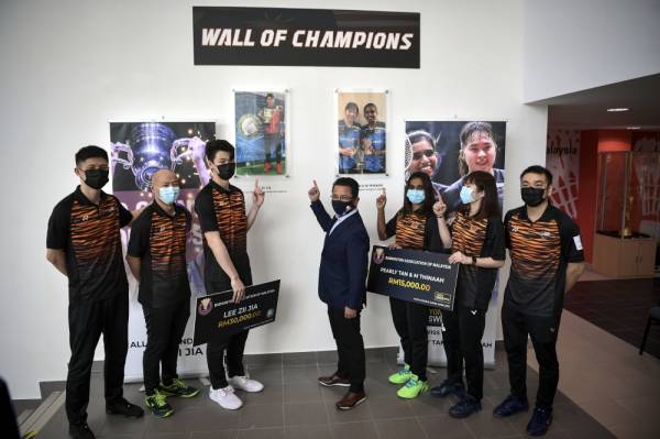 
Mohamad Norza (tengah) bersama Zii Jia (tiga, kiri), Thinaah (tiga, kanan) dan Pearly (dua, kanan) dan barisan jurulatih negara pada majlis penyampaian insentif dan pelancaran Wall Of Champions di ABM pada Khamis.