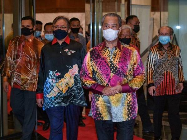 Muhyiddin (tengah) diiringi Ketua Menteri Sarawak Datuk Patinggi Abang Johari Tun Openg (dua,kiri) pada majlis Jamuan Negeri sempena lawatan kerja dua hari beliau ke Sarawak, hari ini. -Foto Bernama