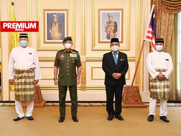 Rusli (kiri) bergambar kenangan bersama Yang di-Pertuan Agong.