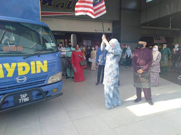 Rina membuat gimik pelancaran lori Mydin Prihatin yang akan digunakan dalam program berkenaan.