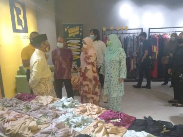 Amirudin (kiri) berbincang sesuatu bersama Rodziah (dua dari kanan) selepas majlis pelancaran berkenaan yang berlangsung di SACC Mall, pada Jumaat.