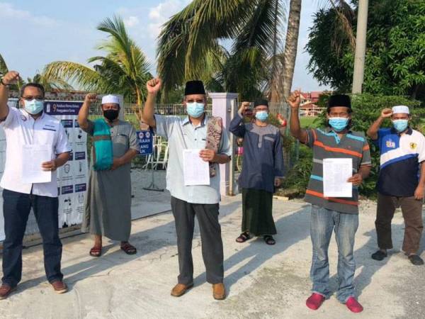 Wakil penduduk melakukan bantahan terhadap dua pasar raya yang menjual arak di Taman Universiti, Parit Raja, Batu Pahat pada Jumaat.