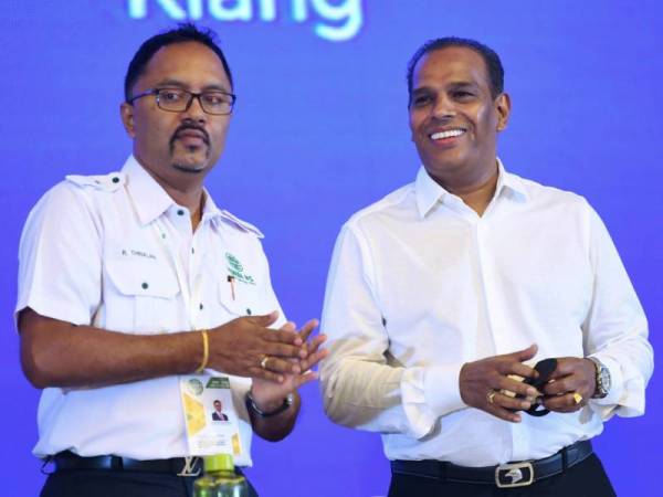 Saravanan (kanan) bersama Ketua Pemuda MIC Kebangsaan, Thinalan Rajagopalu selepas menyampaikan ucapan perasmian pada Perhimpunan Agung Wanita, Pemuda, Putera dan Puteri MIC hari ini. - Foto Bernama
