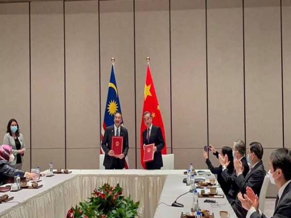 Malaysia-China menandatangani MoU mengenai Pembentukan Jawatankuasa Peringkat Tinggi untuk Mempromosi Kerjasama Era Pasca Covid-19. - Foto Bernama