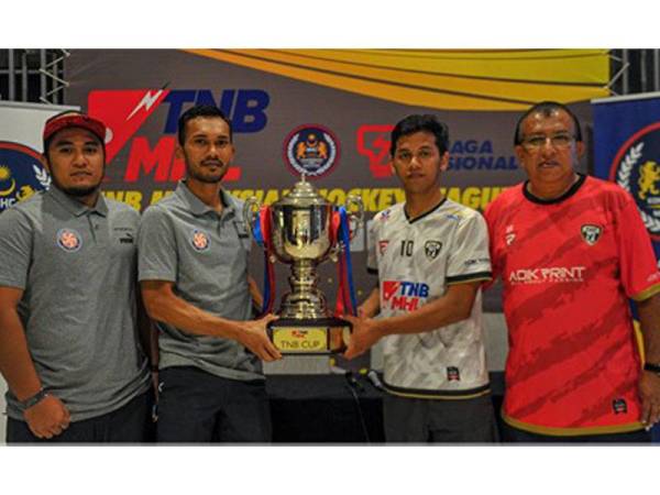 Marhan (dua dari kiri) dan Faizal (dua dari kanan) memegang Piala TNB dalam sidang media di Kuala Lumpur pada Jumaat.
FOTO: FB MHC