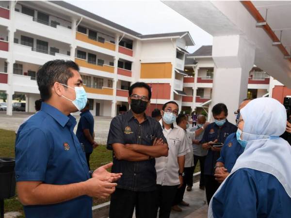 Mohd Radzi (kiri) melawat SMK Tasek Gelugor sebelum menghadiri majlis penyerahan SMK Tasek Gelugor serta penyampaian peruntukan penyelenggaraan untuk sekolah-sekolah Parlimen Tasek Gelugor pada Sabtu. - Foto Bernama