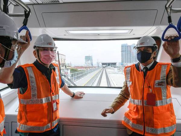 Menteri Pengangkutan Datuk Seri Dr Wee Ka Siong (tengah) menaiki MRT bagi memeriksa ketersediaan Operasi MRT laluan Putrajaya Fasa 1 di Stesen MRT Sri Damansara hari ini. - Foto Bernama