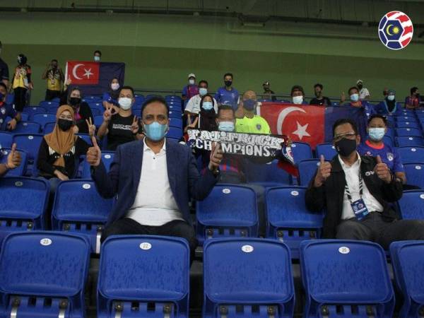 Reezal Merican menunjukkan isyarat bagus ketika melakukan pemantauan di Stadium Sultan Ibrahim pada Jumaat. Foto FB MFL