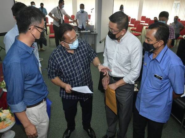 Alexander Nanta Linggi (dua dari kiri) berbincang seketika bersama Presiden The Federation of Chinese Associations Sarawak Datuk Richard Wee Liang Chiat (dua, kanan) tentang pelbagai inisiatif kerajaan pada Sabtu. Foto Bernama