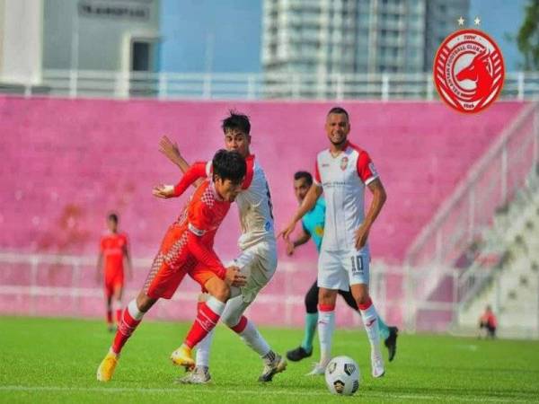 Penyerang Kelantan cuba melepasi kawalan pertahanan Sarawak United pada aksi Liga Perdana di Kota Bharu pada Sabtu. - Foto: TRW Kelantan FC