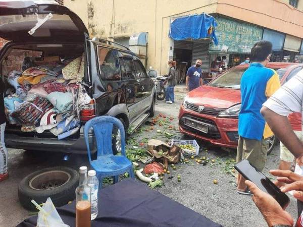 Gambar tular di media sosial menunjukkan kesan rempuhan sebuah kereta di kawasan Pasar Pagi Klebang Jaya pada Sabtu.