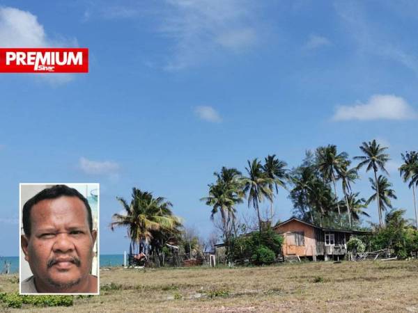 Kediaman Zakaria di Kampung Mengabang Telong, Batu Rakit di Kuala Nerus hanya menunggu masa hilang ditelan ombak kuat. Gambar kecil: Zakaria