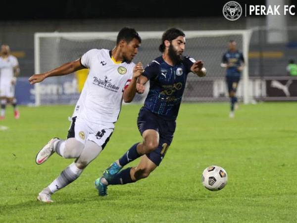 Pemain Perak, Shahrul Saad (kiri) berusaha mengekang pemain Harimau Kumbang pada aksi Liga Super di Stadium Bandaraya pada Sabtu. - Foto Perak FC