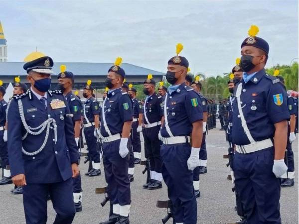 Abd Rahim (kiri) memeriksa perbarisan sempena Majlis Perasmian PGA Batalion 8 Pengkalan Chepa, di Kota Bharu.