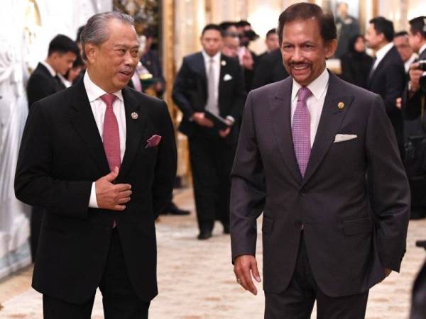 Muhyiddin (kiri) bersama Sultan Hassanal Bolkiah di Istana Nurul Iman, Bandar Seri Begawan pada Isnin. - Foto Bernama