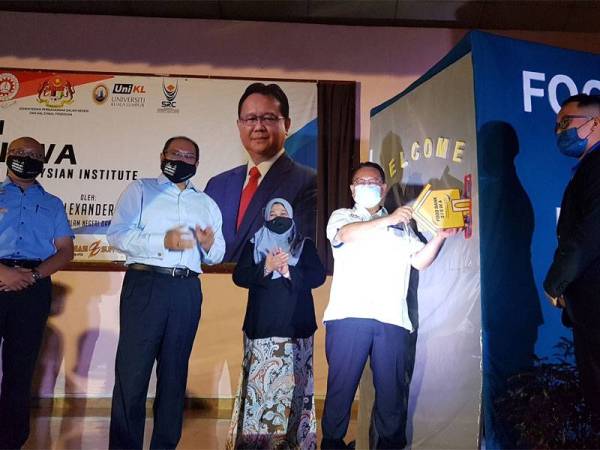 Alexander menyempurnakan gimik perasmian Food Bank Siswa di UniKL BMI di Gombak pada Isnin.