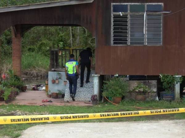 Anggota polis melakukan siasatan lanjut di rumah mangsa pada Isnin. 