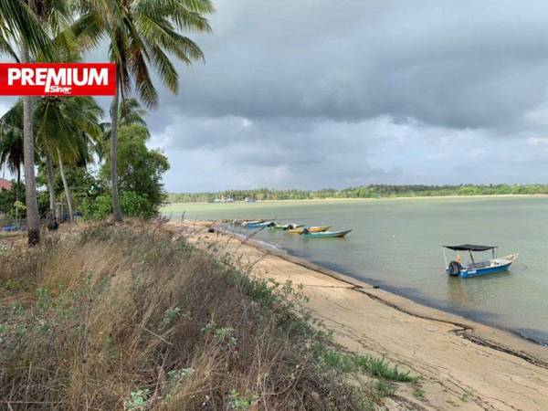 Kawasan tebing Pulau Kundur akan dinaiki air apabila tiba musim tengkujuh.