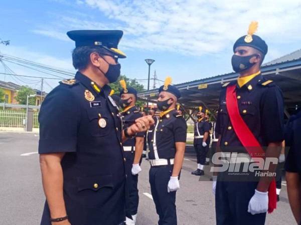 Zailani membuat pemeriksaan barisan kawad anggota JPJ pada Perasmian Pejabat JPJ Cawangan Kuala Pilah pada Selasa.