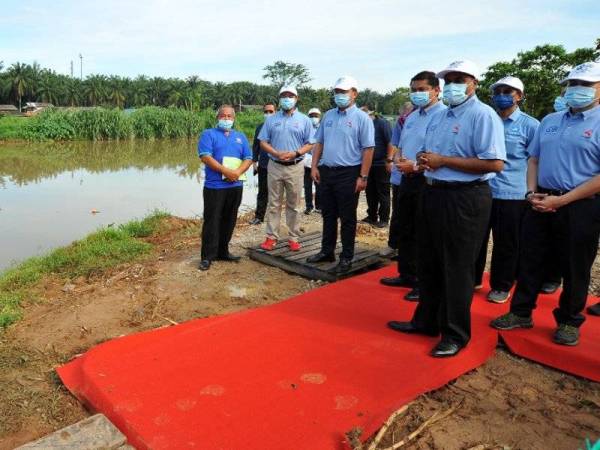 Hasni (tengah) pada Program Sayangi Sungai sempena Hari Air Sedunia peringkat negeri di Sungai Skudai, Johor Bahru pada Selasa.