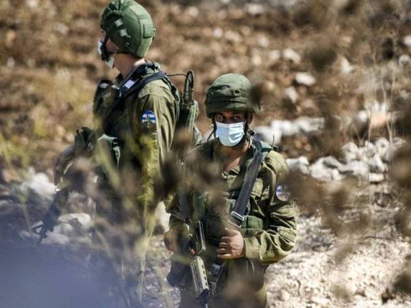 Gambar fail menunjukkan dua askar Israel mengawal bandar Asira Shamaliya di Tebing Barat, Palestin. - Foto AFP