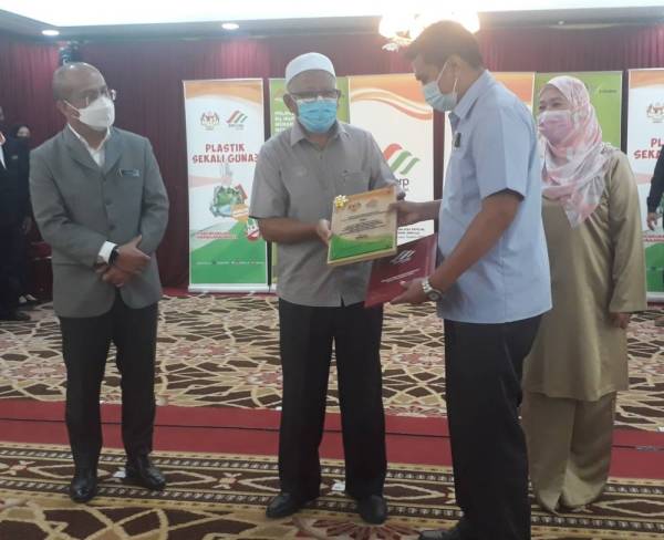 Dr Mohd Hayati (dua dari kiri) menyerahkan sijil penyertaan kepada sebuah NGO yang menyertai My iNsPark di Kedah selepas Majlis Pelancaran My iNsPark dan Menandatangani Memorandum SWCORP dengan tujuh NGO di Dewan Jamuan Negeri Wisma Darul Aman pada Selasa.
